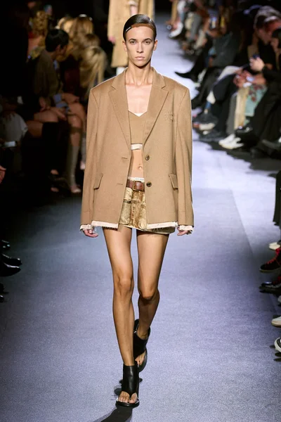 Look 18